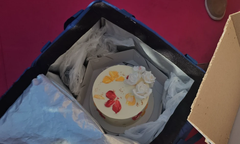 Radiša izvadio tortu iz torbe