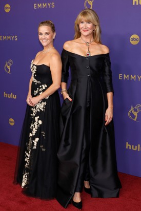 Az egyik kedvenc párosunk a Hatalmas kis hazugságok óta! Laura Dern és Reese Witherspoon is a feketére szavazott a 2024-es Emmy-gálán: előbbi Gabriela Hearst csodás darabjában lépett a fotósok elé, amit Sabyasachi ékszerekkel tett még különlegesebbé, míg Witherspoon egy időtlen Dior darabban tündökölt. 