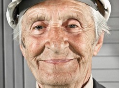 Gliński chce sfinansować grób 'Czterdziestolatka'. 'Córka aktora musi wystąpić do nas z prośbą'