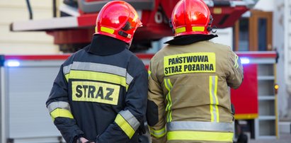 Otyła kobieta spadła z łóżka. Domownicy nie mogli jej podnieść. Wezwano strażaków