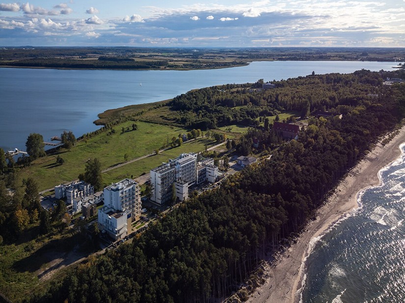 Hotel położony na mierzei oddzielającej Bałtyk od jeziora/materiały prasowe Triverna