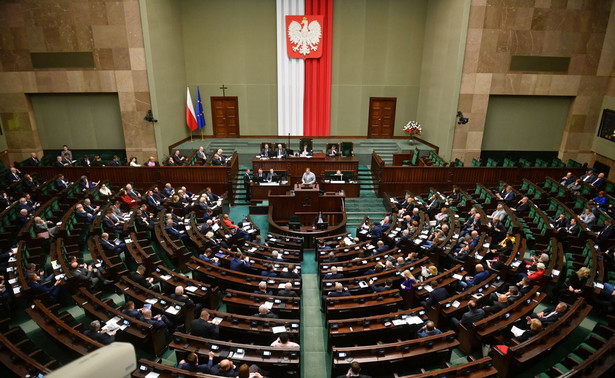 Posłowie na sali plenarnej Sejmu w Warszawie