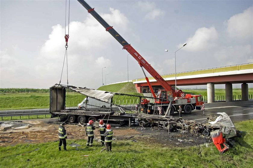 Płonący tir zablokował autostradę