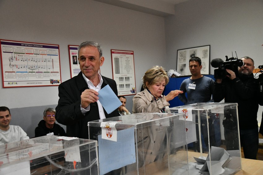 Zdravko Ponoš na glasanje je došao sa suprugom