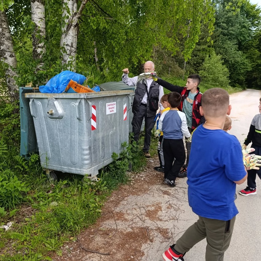 Učenici škole na Vlasini čistili smeće koje su turisti ostavili