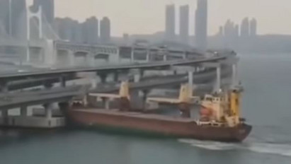 Döbbenetes videó: részegen hajtott a hídnak a teherhajó kapitánya