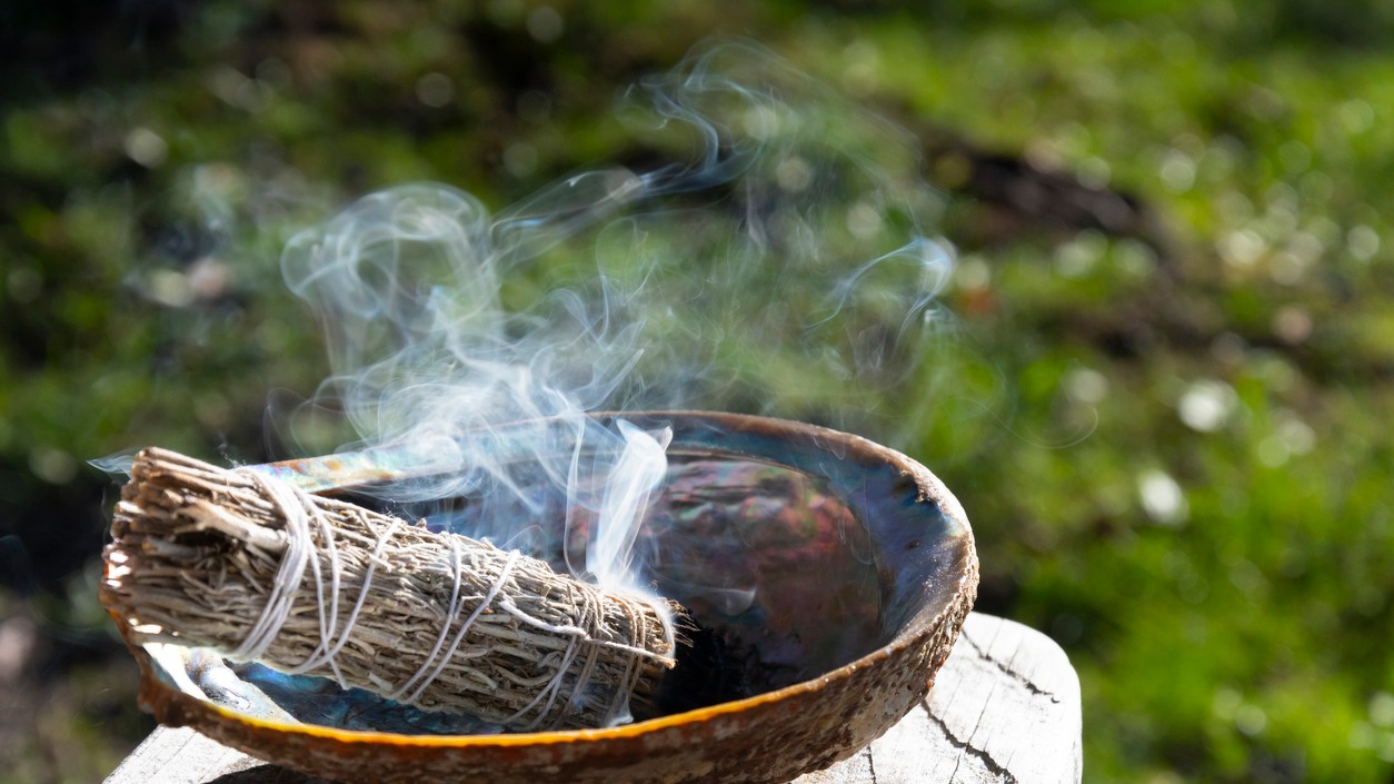 Zväzok sa zvyčajne skladá z bielej šalvie, ktorá je známa aj ako indiánska vydymovacia šalvia.