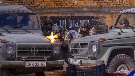 Fél éven át ötvenfős stáb építette a TV2 új sorozatának 250 millió forintos díszletét... még a honvédség is segített