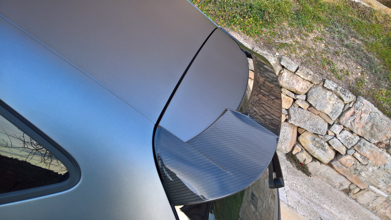 Spojler na klapie wykonano z karbonu. Seat Leon Cupra R