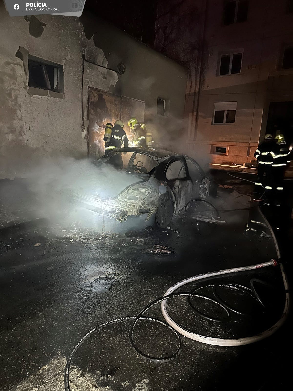 Na Kmeťovom námestí zhorelo niekoľko vozidiel.
