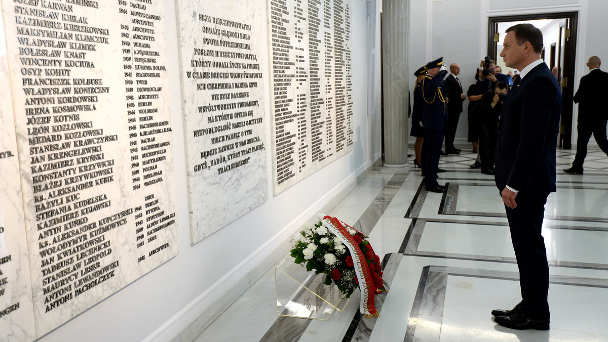 Prezydent Andrzej Duda złożył kwiaty pod tablicą poświęconą marszałkowi Sejmu III kadencji i wicemarszałkowi Senatu VI kadencji Maciejowi Płażyńskiemu, który 10 kwietnia 2010 roku zginął w katastrofie smoleńskiej.