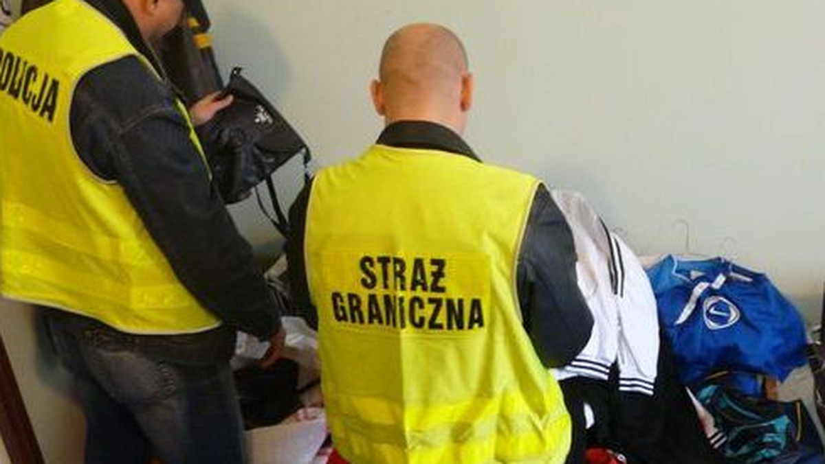 Koszalińscy policjanci, wraz z funkcjonariuszami Placówki Straży Granicznej w Darłowie, zabezpieczyli podrobioną odzież i kosmetyki znanych światowych firm. Wartość przedmiotów wyceniono na ponad 150 tysięcy złotych.