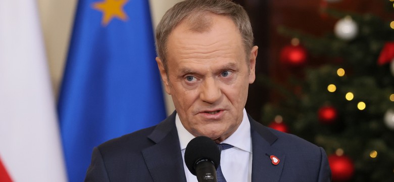 "Stan Wyjątkowy". Tusk ściął Kurskiego. Kaczyński przytula Mejzę. A Glapiński bierze 27 pensji [PODCAST]