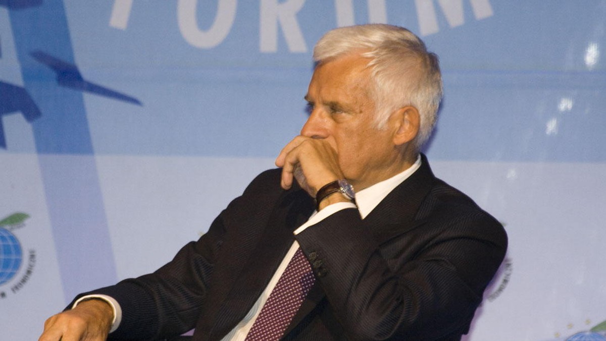 Były premier Jerzy Buzek ocenił w sobotę na Radzie Krajowej PO, że dyskusja nad zmianami w systemie emerytalnym w Polsce była "zbyt pośpieszna" i odbywała się w "niezbyt odpowiedniej atmosferze". "Ta dyskusja nie jest zakończona" - dodał.