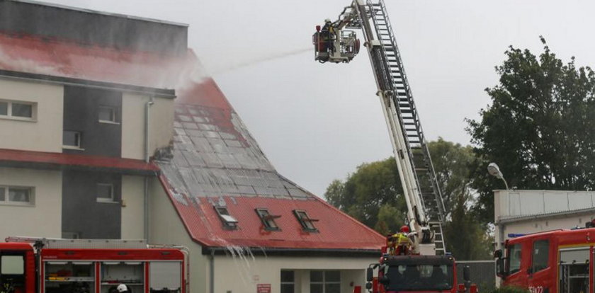 Pożar szkoły w Świerznie. Trwa akcja strażaków