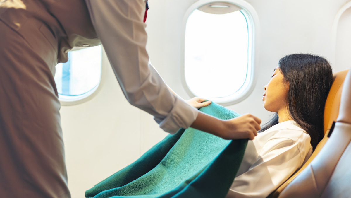 Stewardesa radzi: te triki pomogą ci spokojnie spać w samolocie