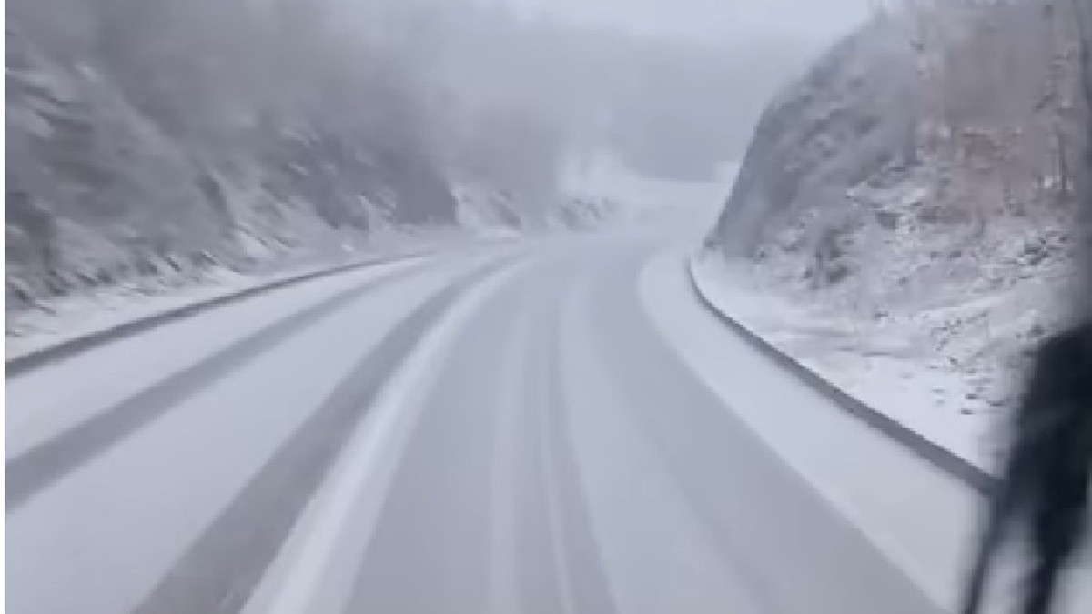 SNEG PONOVO OKOVAO REGION, KOLAPS NA PUTEVIMA! Kamioni stoje na deonici Peć-Kula-Rožaje, ostala vozila mogu da prođu samo pod JEDNIM USLOVOM