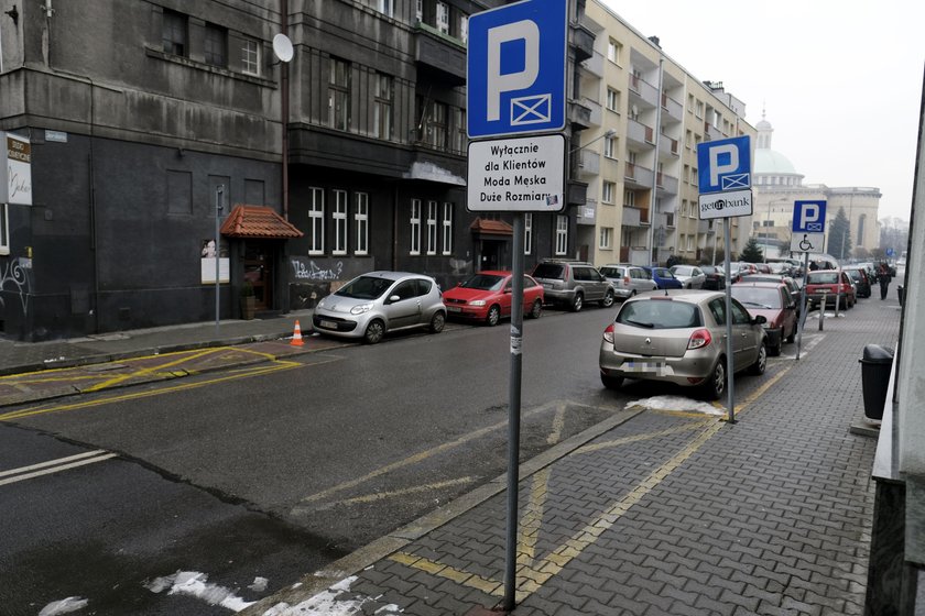 Katowice. Koperty zajmują miejsca parkingowe w centrum