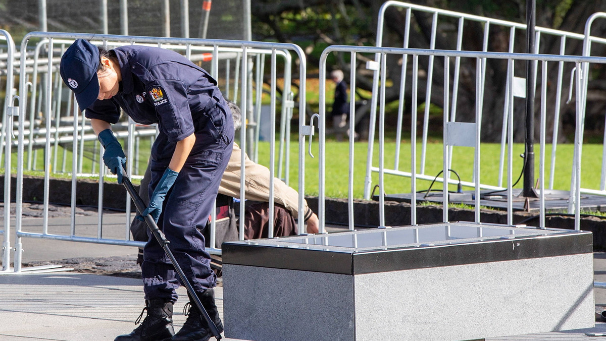Policyjni saperzy dziś znaleźli podejrzany pakunek zawierający, jak się podejrzewa, ładunek wybuchowy w niezamieszkanym domu w Christchurch, gdzie w marcu doszło do najgorszego w historii kraju zamachu terrorystycznego. Aresztowano jedną osobę.