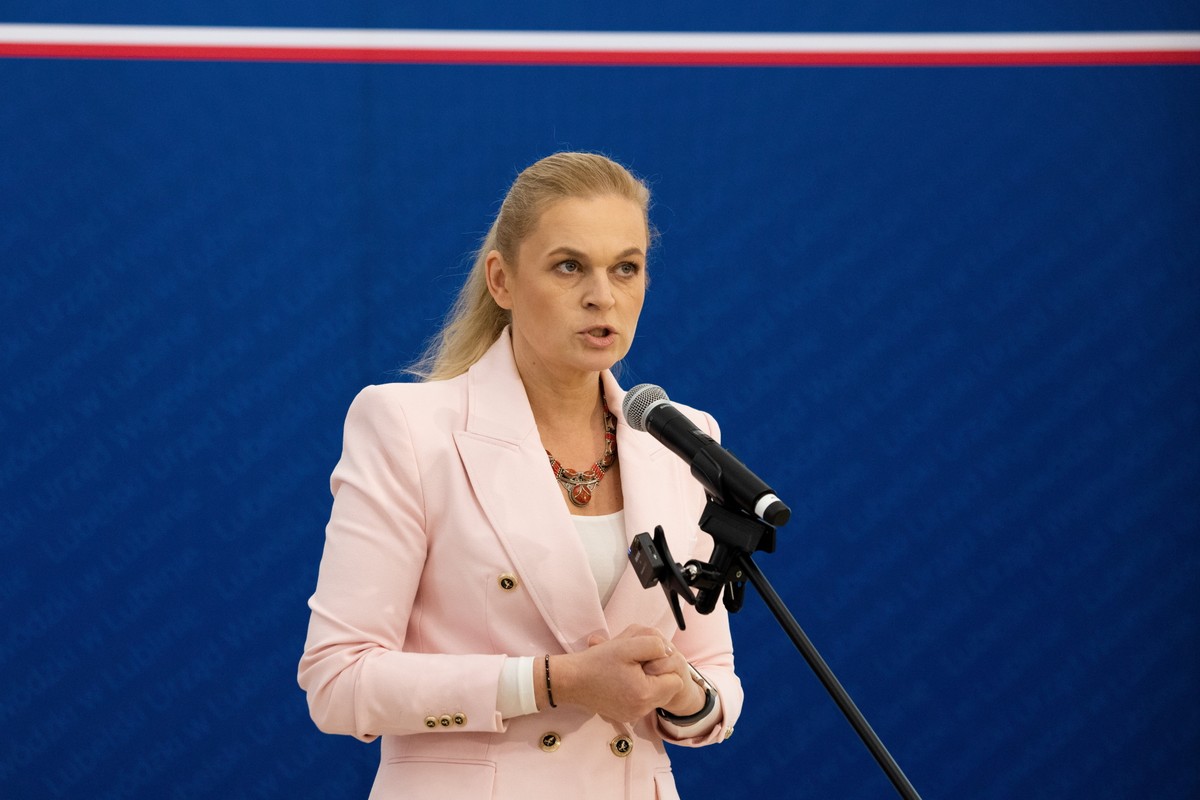 Każde rozwiązanie, które zabezpieczy dobro dziecka, jest warte rozpatrzenia - mówi szefowa MEN Barbara Nowacka