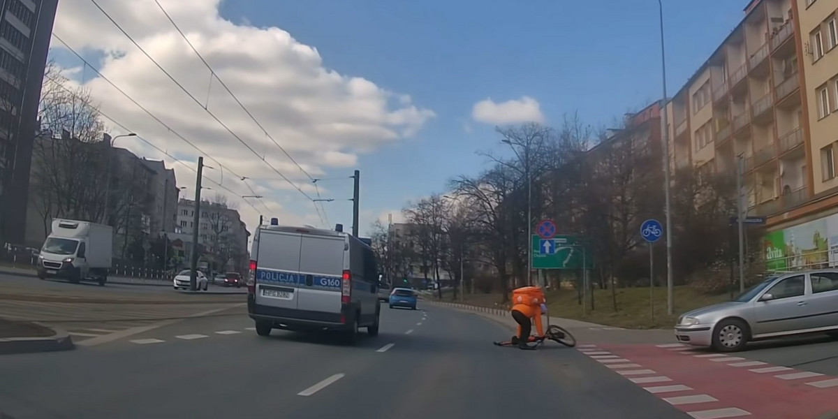 Kraków. Policyjny radiowóz nie zatrzymał się na widok wypadku.