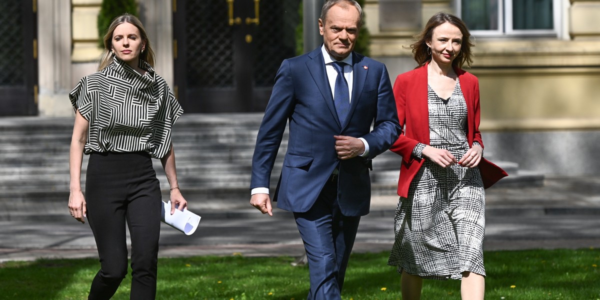 Wiceminister rodziny Aleksandra Gajewska, premier Donald Tusk i minister rodziny Agnieszka Dziemianowicz-Bąk podczas wtorkowej konferencji prasowej w ogrodach KPRM.