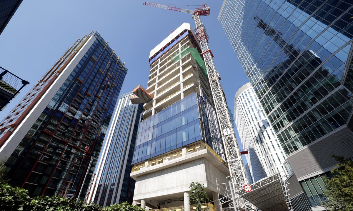 W Warszawie rośnie "niewidzialny" wieżowiec. Wbił się pod ziemię na pięć pięter