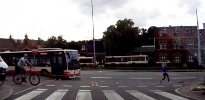 Piesi zamarli. Dziewczynka biegła pod autobus