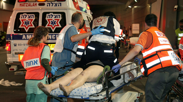 Hatan megsebesültek, őket mentők vitték kórházba /Fotó: AFP
