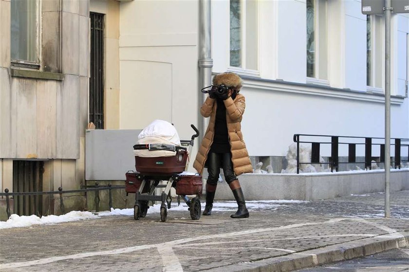 Anna Mucha z córeczką na spacerze. Foto