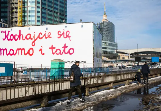 Billboardy "Kochajcie się mamo i tato" są wszędzie. Wiemy, kto za nie odpowiada