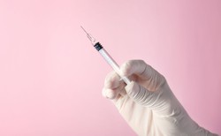 „Lewoskrętne“ nanocząsteczki złota mogą zwiększać skuteczność szczepionki o ponad 25 proc. [BADANIE]