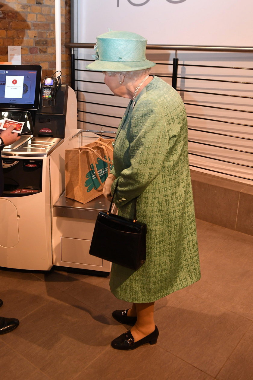 Elżbieta II na zakupach