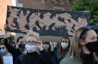 Polska w czasie pandemii: Rosnący gniew wyprowadził kobiety na ulice. Pełzający lockdown może zamknąć gospodarkę