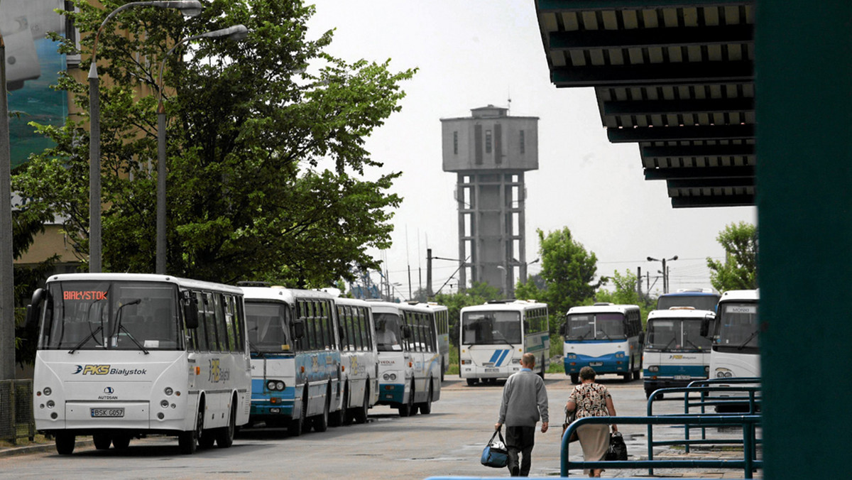 Mniej pasażerów i rosnące koszty sprawiają, że wielu przewoźników zniknie. Inwestorzy kupują te firmy nie dla funkcji transportowych, ale dla gruntów - informuje "Puls Biznesu".