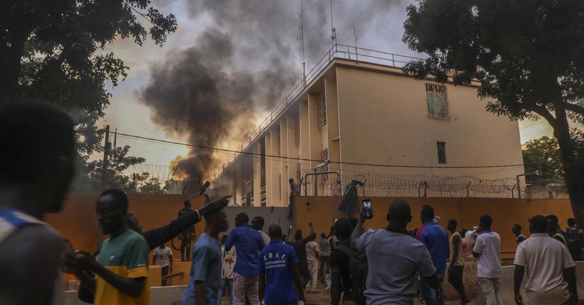 Le deuxième coup d’État au Burkina Faso depuis janvier.  Des manifestants avec des drapeaux russes ont attaqué l’ambassade de France