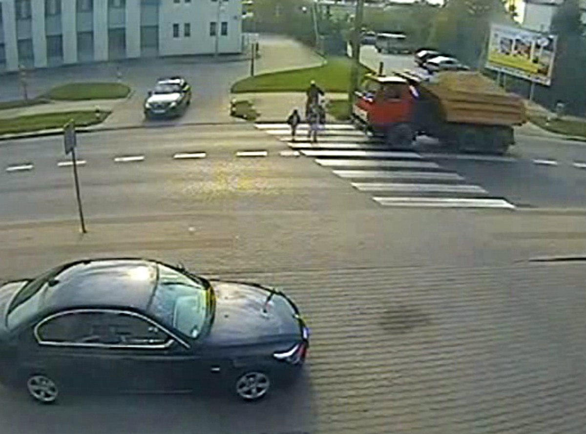Ciężarówka wjeżdża w matkę z dzieckiem na pasach. WIDEO