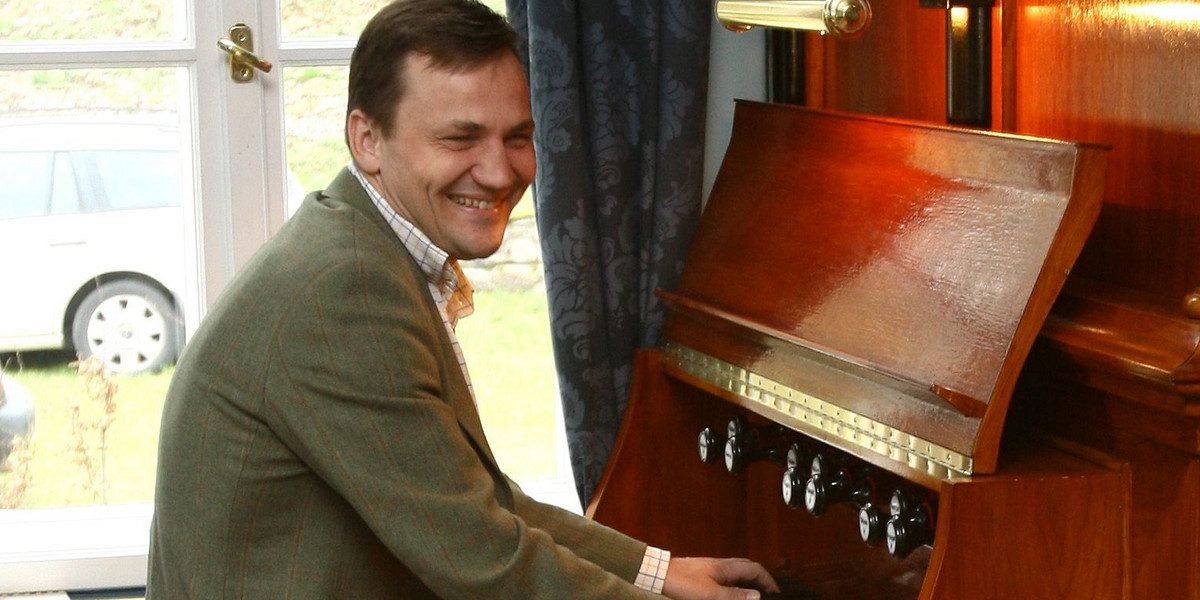 Radosław Sikorski gra na organach
