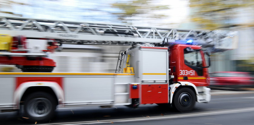 Pożar w zakładzie utylizacji opon. 27 zastępów straży pożarnej walczyło z ogniem [PULS POLSKI]