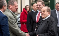 Rydzyk wbrew PiS wystawi własną listę do PE? 'Celem numer jeden dla ojca dyrektora jest miejsce dla Jana Szyszki'