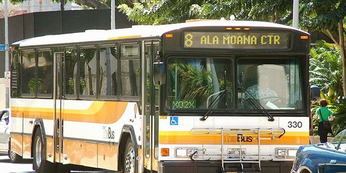 Ubodzy mieszkają w starych autobusach. Tak miasto walczy z biedą