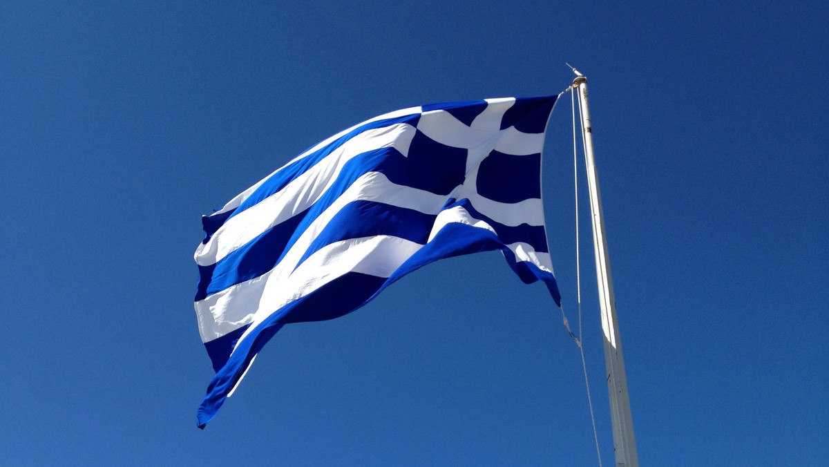 Banki w Grecji, które nie działały od 29 czerwca, zostały dziś otwarte około godz. 9 czasu lokalnego (godz. 8 w Polsce). Kontrola przepływu kapitału i ograniczenia wypłat zostaną utrzymane. Przed placówkami ustawiały się kolejki.