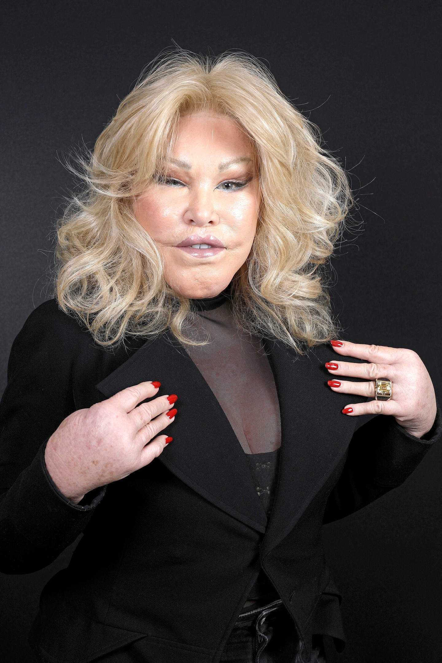 Exkluzív portré Jocelyn Wildensteinről a párizsi „Chez Jordan de Luxe” című műsor felvétele során, 2024 októberében.