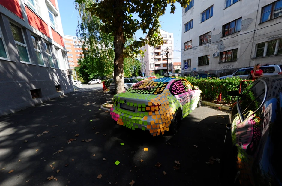 Šareni "BMW" na parkingu Sportske gimnazije
