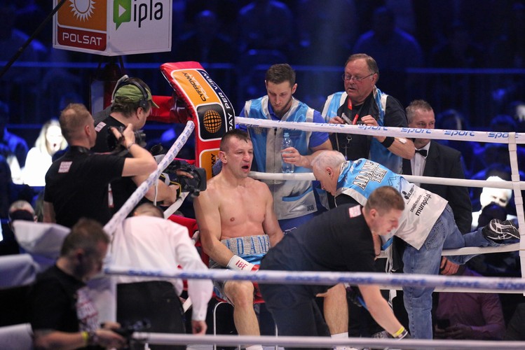 Tomasz Adamek (C) w swoim narożniku podczas walki przeciwko Amerykaninowi Erikowi Molinie w wadze ciężkiej o pas IBF Inter-Continental