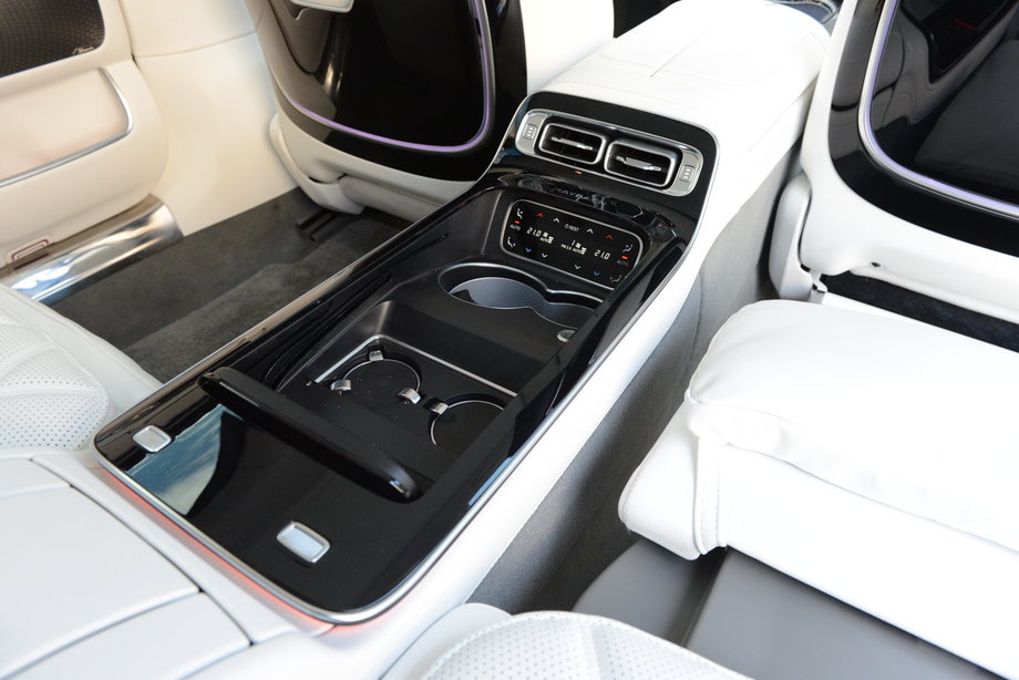 Mercedes-Maybach S 680 - na potężnej środkowej konsoli mamy miejsca na napoje (chłodzone lub podgrzewane), a także panel sterowania klimatyzacją oraz... miejsce na firmowe kieliszki.