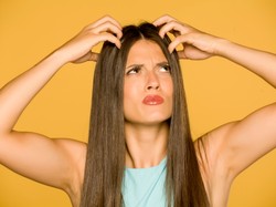 Cel: zredukować wydzielanie sebum. 10 sposobów na łojotok skóry głowy