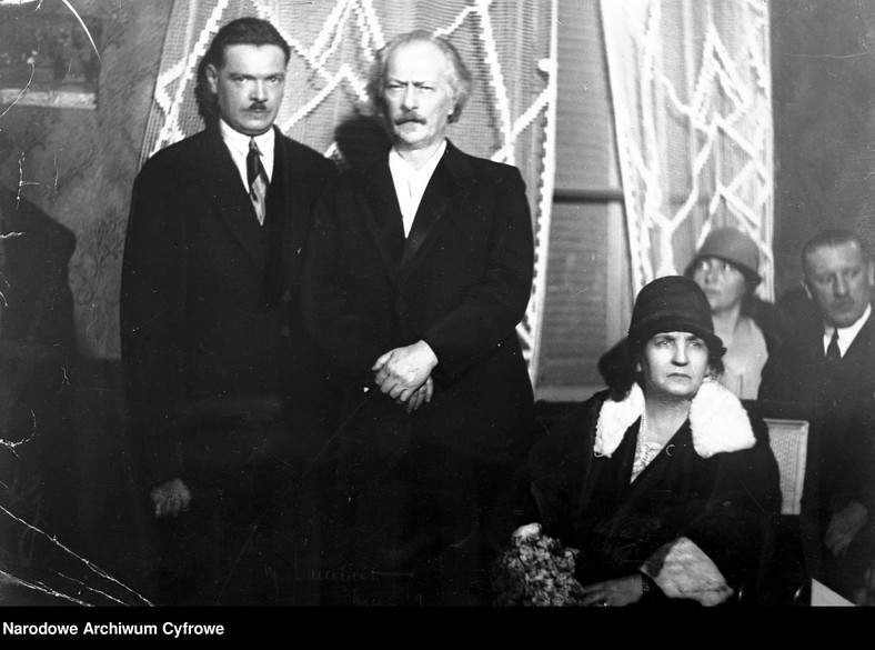 Ignacy Jan Paderewski (drugi z lewej) w towarzystwie dyrektora Międzynarodowego Instytutu Muzycznego w Nicei Alberta Tadlewskiego. Widoczna żona artysty Helena w 1929 r.