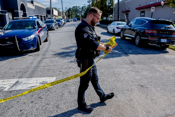 Funkcjonariusz Departamentu Policji w Atlancie zabezpiecza miejsce strzelaniny
