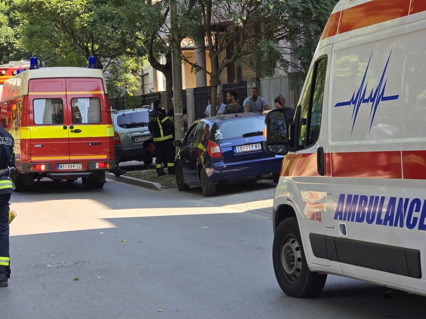 Hitna pomoć u Novom Sadu na mestu gde muškarac preti da će skočiti sa zgrade 